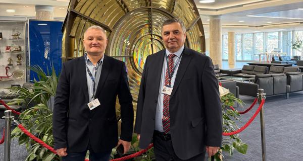 JM Rektor prof. dr hab. inż. kpt. ż.w. Adam Weintrit; Prodziekan ds. Morskich, Współpracy i Rozwoju Wydziału Nawigacyjnego dr inż. kpt. ż.w. Przemysław Wilczyński, prof. UMG – Wiceprzewodniczący Krajowej Sekcji HTW, Pełnomocnik Rektora Uniwersytetu Morskiego w Gdyni ds. STCW 